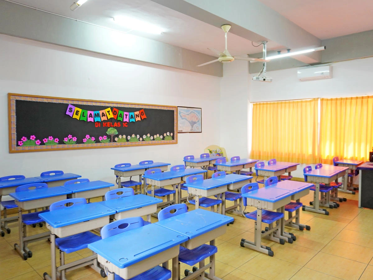 Modern classroom with student desks and whiteboard